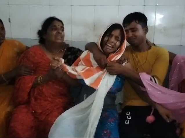 चंदौली जिला अस्पताल में बच्चे की मौत पर हंगामा, परिजनों ने स्वास्थ्य कर्मियों पर लगाया आरोप